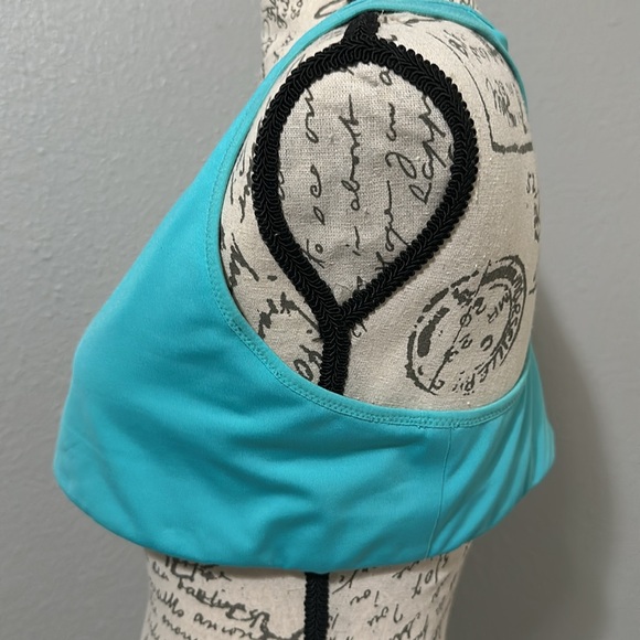 Like new women’s Patagonia sport bra, turquoise color size Xl in great condition - Picture 2 of 9